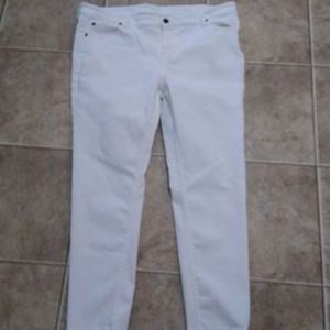 Women's size 20 white Matilda Jane pants inseam is 29